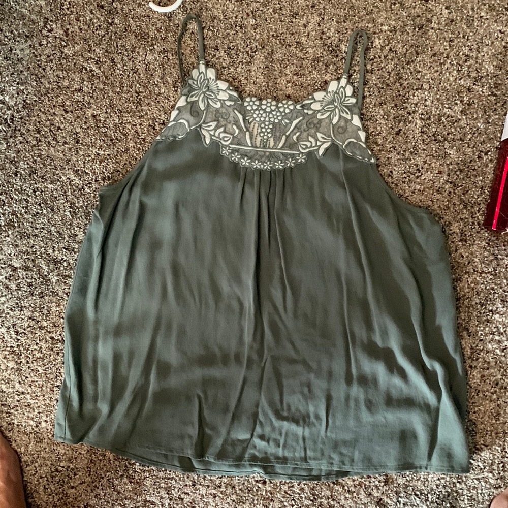 NWT Maurices army green tank top with white flower neck size Xl flowy